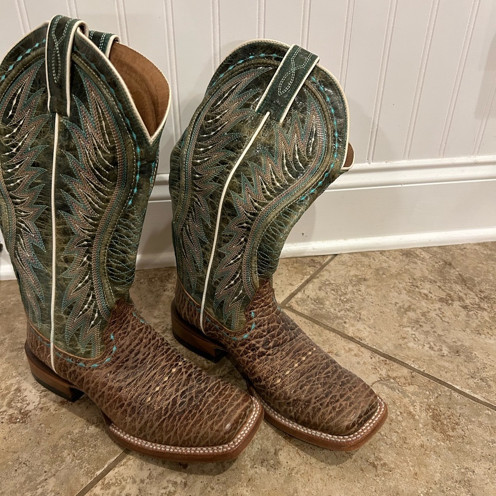 Size 7 and in great condition.  They have barely been worn.